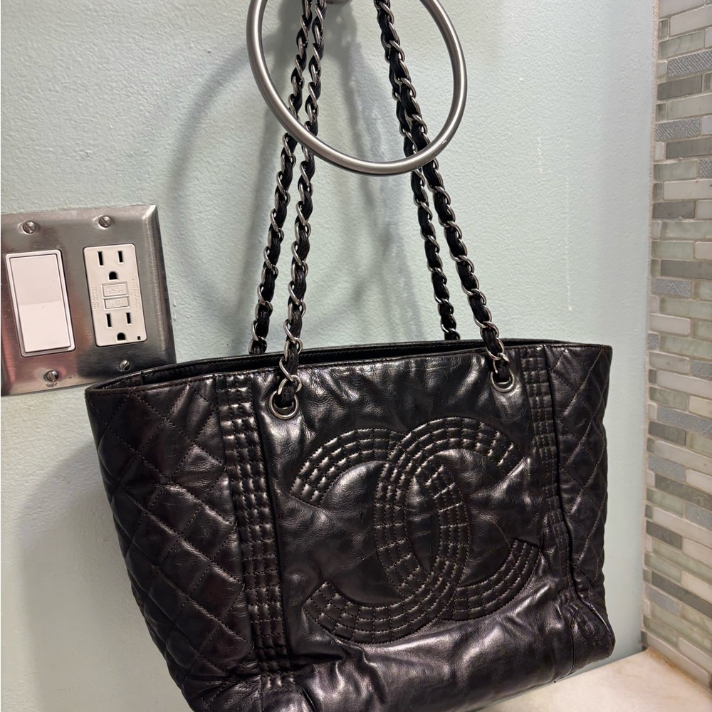 CHANEL Black Quilted Leather Shoulder Tote with Chain-Strap